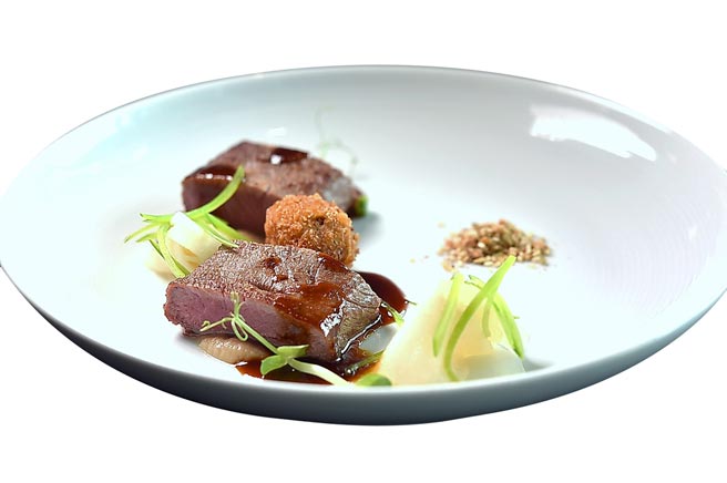 〈Te Mana小羔羊／烟熏茄泥／鯷鱼／水梨〉是用纽西兰Te Mana小羔羊里肌煎烤至五分熟，搭配烟熏茄泥、腌渍水梨和雪豆苗，配菜是以炖煮过的羊膝拌入薄荷、青苹果、乳酪、鯷鱼酥炸成球。图／姚舜