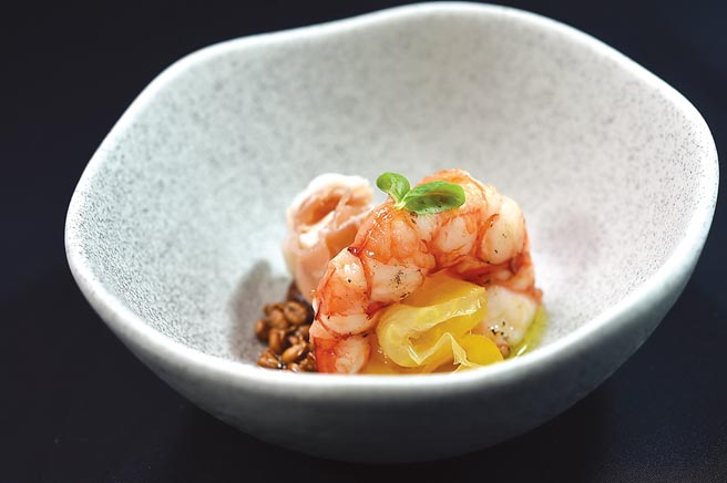 〈东北角胭脂虾／帕玛火腿／杨桃／慢慢弄丝绸乳酪〉创作灵感源自于义式传统菜〈蜜瓜火腿〉。图／姚舜