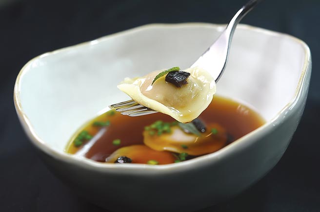 〈嘉义嘉文白鹅鹅肝饺／龙眼乾／韭菜花／鹅清汤〉是以鹅肝入馅的义大利麵饺，搭配龙眼乾、韭菜花，并注入鹅肉澄清汤。图／姚舜