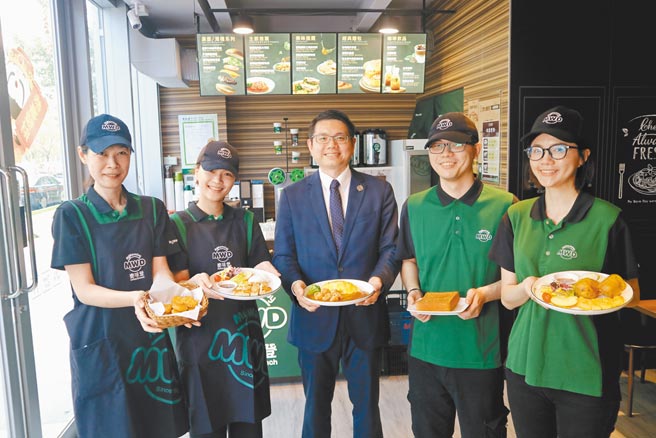 推动麦味登成功转型的扬秦国际执行长卓靖伦（中）表示，优质餐饮服务「源于需求、终于满足」。图／麦味登（扬秦国际企业）