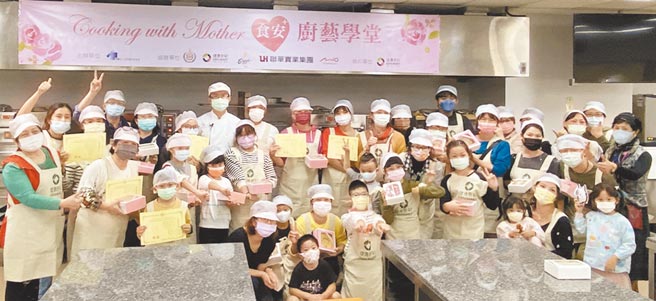 学员们领到学习证书大合照。图／育秀教育基金会提供