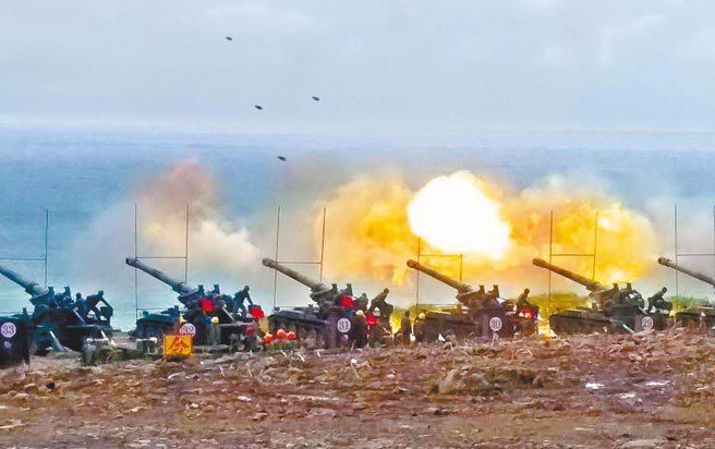 国防部长邱国正与外交部长吴钊燮都坦言，两岸情势是40年来最严峻、紧张，必须就最坏的情况作好战备防御。图为国军「联合反登陆作战操演」，M110A2式8吋自走炮及155榴炮火力全开。（本报资料照片）