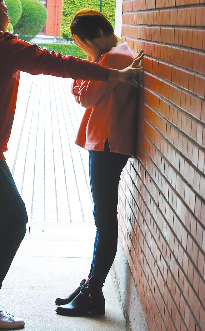 立法院19日三读通过《跟踪骚扰防制法》，明确定义八大跟骚行为，女性可望对恶意跟骚依法提出防卫。图为示意画面，非当事人。（本报资料照片）