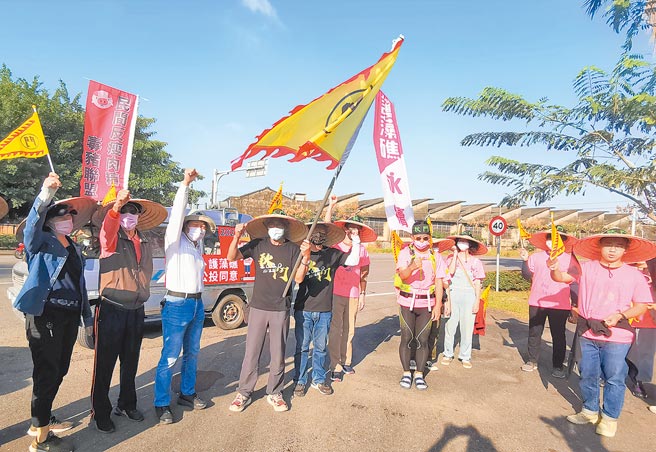 由民間團體發起2021「秋鬥行腳」，19日於台南官田隆田酒廠前集結，高喊「反獨裁、護民主、拚公投」口號後，繼續一路往北。（劉秀芬攝）