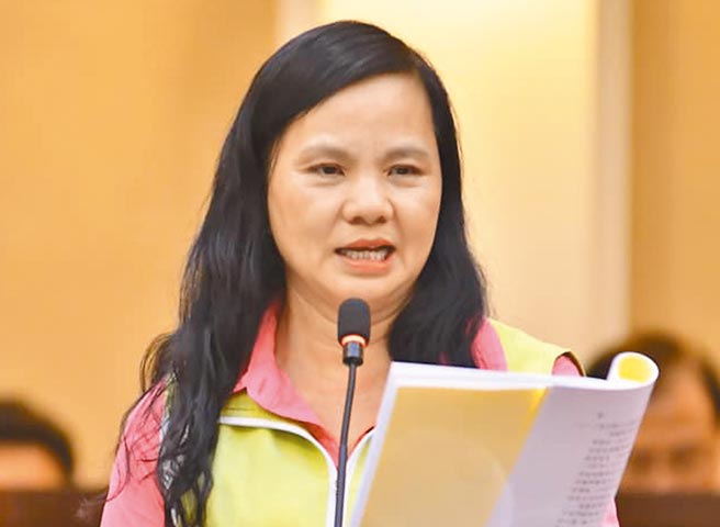 支持者勸進民進黨籍彰化縣議員賴清美參選地方鄉鎮長，是否換跑道，還是要等黨部提名辦法出爐。（賴清美提供／吳敏菁彰化傳真）