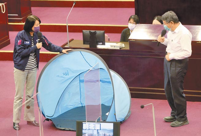 北市议员王鸿薇质疑台北租屋环境让年轻人待不下去，甚至还有在房间内搭帐篷的，租金6000元，这符合居住正义吗？市长柯文哲表示，这是房价太高造成的。（郑任南摄）