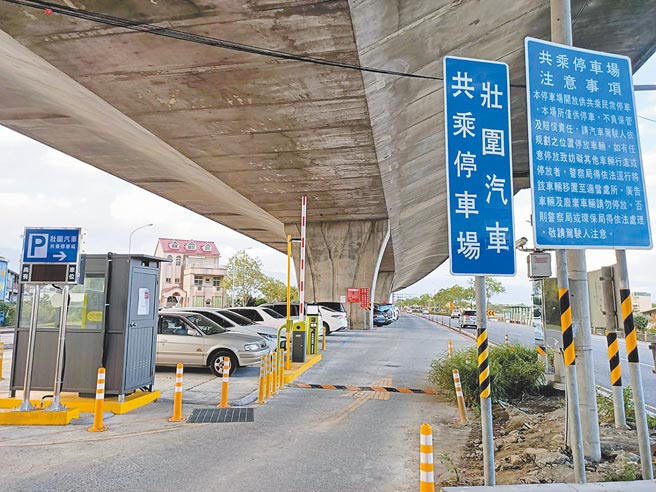 壮围共乘停车场将从11月22日起开始收费，入口处已经装设好收费栅栏。（胡健森摄）