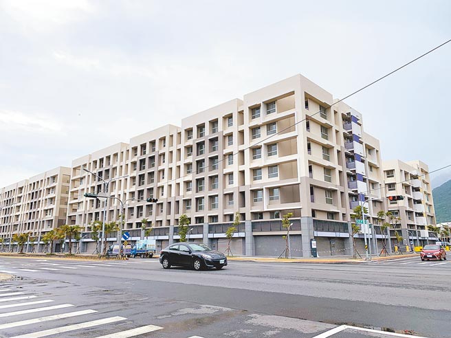 位在新城乡青年住宅完工，住户陆续迁入，但停车位供不应求，县府已协助洽谈大汉技术学院提供车位租用。（王志伟摄）