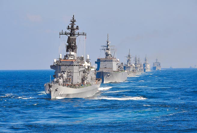 日本將通過其史上最大規模振興經濟對策，預計達55.7兆日圓；而為因應中國威脅，追加國防開支也將創紀錄，編列至少7700億日圓（台幣1877億元），增幅度近80％。圖為日本海上自衛隊艦艇。（中新社）