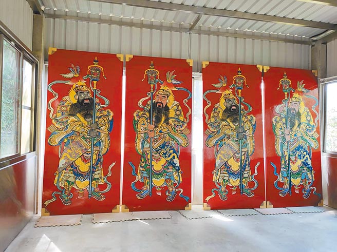 熟知传统彩绘打底、工具制作的传统知识，国立歷史博物馆也委托庄武男进行修復门神彩绘。（新北市文化局提供／陈慰慈新北传真）