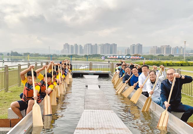 新北市体育处规画「大都会公园微风运河盪桨池」19日正式启用，新北市副市长谢政达、教育局长张明文与原住民龙舟运动员们抢先体验。（新北市体育处提供／叶书宏新北传真）