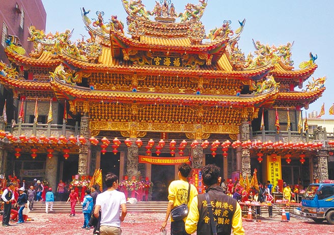 桃园市大园福海宫建庙至今近170年歷史，「飞辇轿、过金火」是桃园市无形文化资产。（桃园市政府文化局提供／陈梦茹桃园传真）