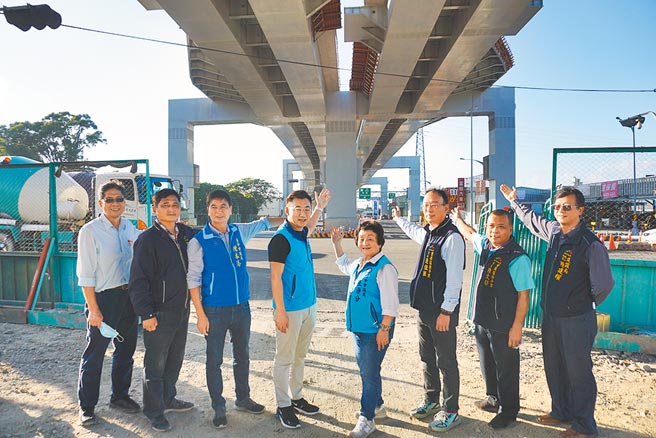 高公局推进国4丰潭段延伸工程，丰原西行入口提前半年开放通车，立委江启臣（左四）邀相关单位会勘。（王文吉摄）