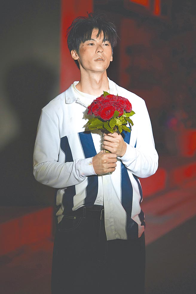 许光汉日前拍摄新歌MV，化身狼狈的街头醉汉。（何乐音乐提供）