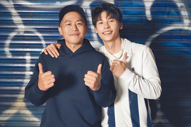 许光汉（右）MV邀来导演许智彦执导，诠释荒谬剧情。（何乐音乐提供）