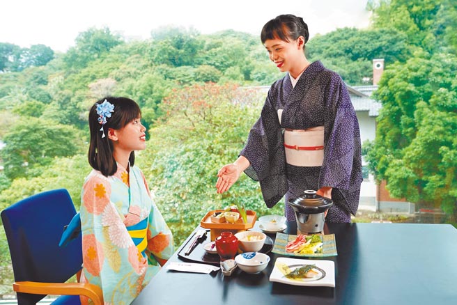 賓客於日勝生加賀屋住宿、用餐可體驗日式溫泉氛圍。（日勝生加賀屋提供）