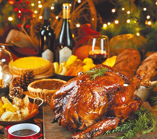 「传家八宝火鸡礼篮」分为「礼篮组」及「公司派对」2款，皆含6公斤八宝火鸡、奶油黄金玉米、美式南瓜派吉及法式胡桃派等，其余品项依款式而不同；图为公司派对组，每组5880元。（君品酒店提供）未成年请勿饮酒