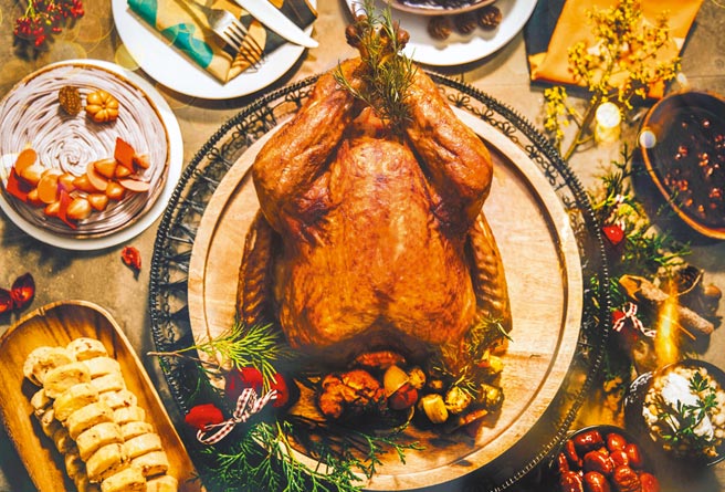 台北君悦酒店「德国圣诞烤火鸡」重达5公斤，配菜有白豆及帕玛森香料乳酪馅，附赠南瓜草莓蒙布朗塔，每组4600元。（台北君悦酒店提供）