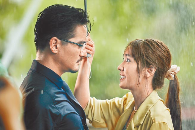 Min塔娜莫迪里（右）在《我們的限時約定》與阿南達艾華靈漢展開浪漫愛情。（CATCHPLAY提供）