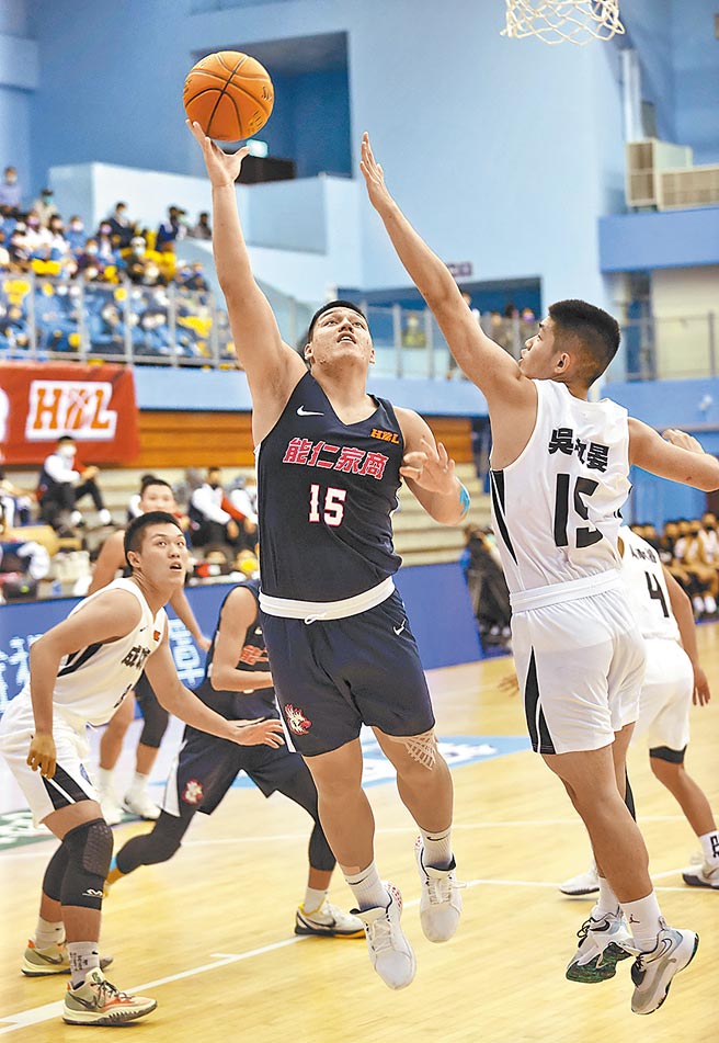 能仁中鋒史魯齊一邊閃過對方貼防，一邊準備單手拋投。（高中體總提供）