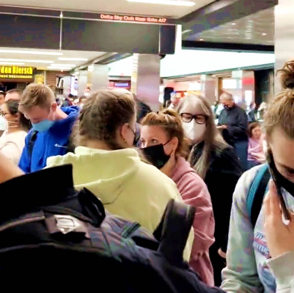 美国哈特斯杰克森亚特兰大国际机场安检区20日下午爆发枪只擦枪走火，造成旅客惊慌逃窜。（图／路透社）(photo:ChinaTimes)