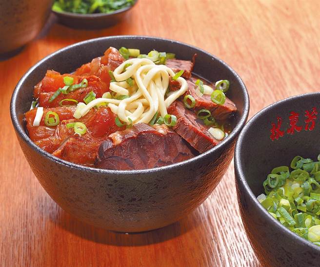 万物飙涨，林东芳宣布牛肉麵大小碗一律调涨20元，大碗牛筋麵将来到300元大关。(图／UberEats)