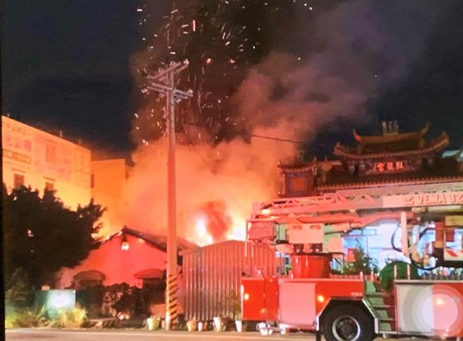 雲林縣虎尾鎮林森路二段濟公廟附近一間平房今晚（20日）22點46分起火，火勢猛烈延燒4間平房。（民眾提供）