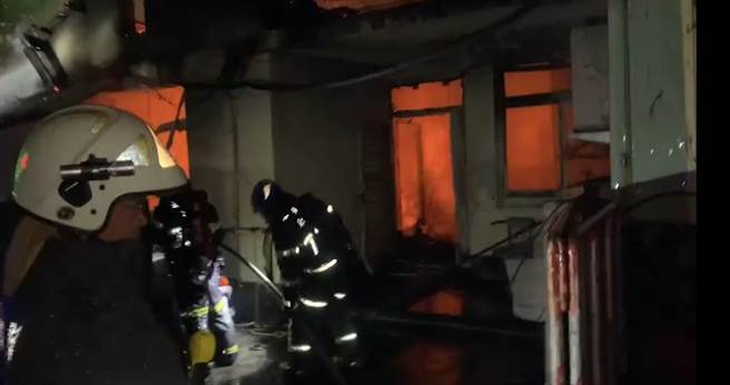 雲林縣消防局派遣虎尾、斗南、土庫分隊消防車輛10輛、消防人員18名前往搶救。（民眾提供）