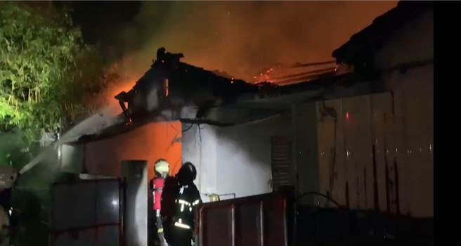 雲林縣消防局派遣虎尾、斗南、土庫分隊消防車輛10輛、消防人員18名前往搶救，火勢十分猛烈。（民眾提供）