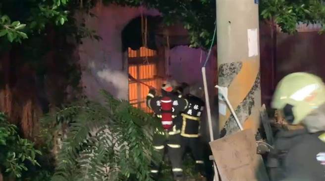 消防人員破窗灌救。（民眾提供）