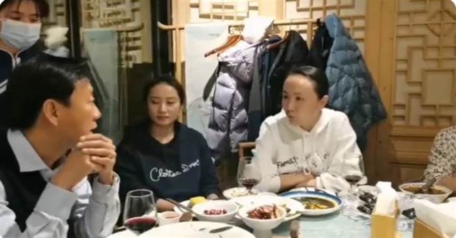 彭帥(右)周六於北京聚餐。(翻攝自推特@HuXijin_GT)