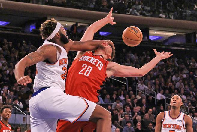 尼克中鋒米契爾羅賓生(左)打火鍋打到對方臉上了。(路透)