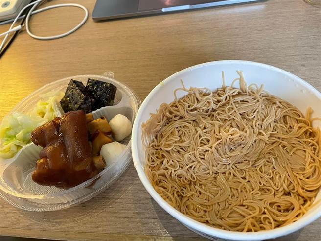 洪孟楷分享隔离餐。（图片摘自洪孟楷脸书）