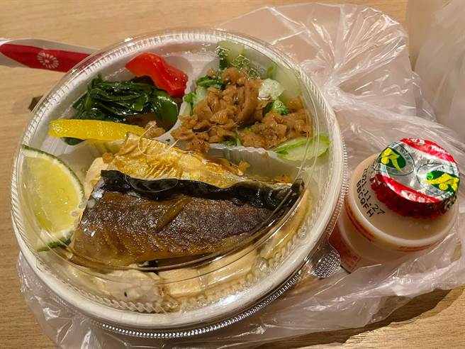 防疫旅馆提供的鱼排饭。（图片摘自洪孟楷脸书）