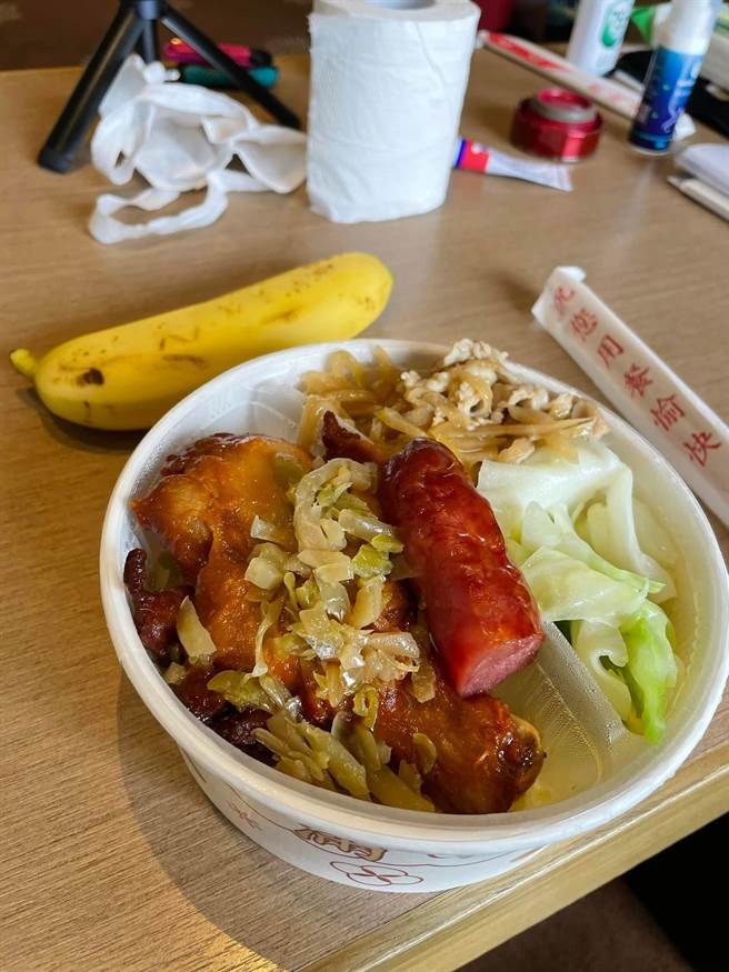 鸡腿香肠餐。（图片摘自洪孟楷脸书）
