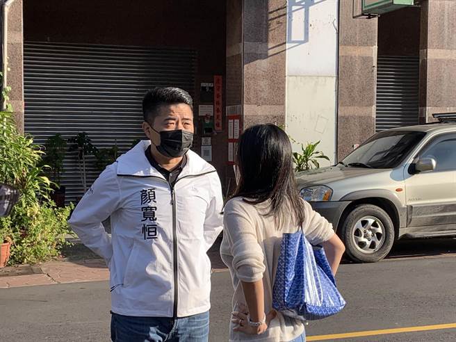 國民黨台中二選區立委補選參選人顏寬恒面對輔選團隊被圍剿，無奈表示「很不好意思」。(林欣儀攝)