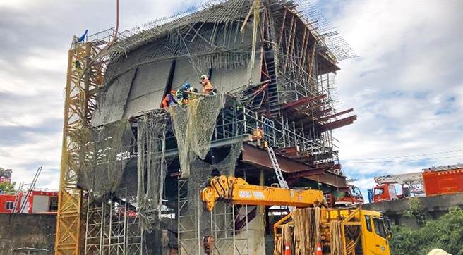 新北市捷運三鶯線工地20日進行橋墩灌漿工程，因鷹架支撐不足「爆模」，5名工人從5層樓高處墜落，造成3死2傷。（警方提供／葉書宏新北傳真）