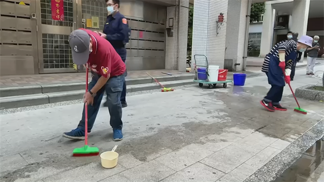 蔣男疑因未戴口罩被制止，3度進入超商後，持刀刺死超商店員，現場血跡斑斑。(蔡依珍攝)