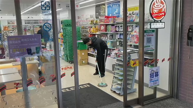 蔣男疑因未戴口罩被制止，3度進入超商後，持刀刺死超商店員，現場血跡斑斑。(蔡依珍攝)