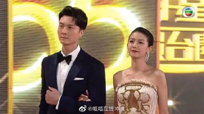 王浩信（左）与视后蔡思贝挽手一同走红毯。（图/微博）