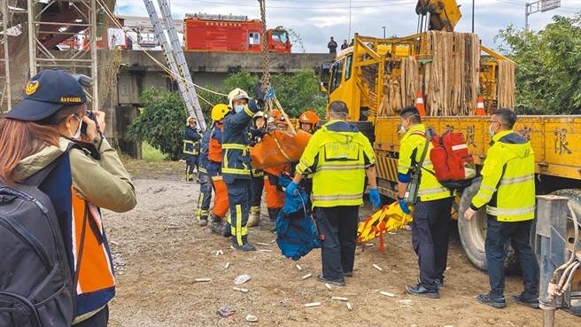 新北市捷運三鶯線工地20日進行橋墩灌漿工程，因鷹架支撐不足「爆模」。泰國籍47歲諾姓工人掉落於鷹架上，出動吊車救出送醫。（新北市消防局提供／葉書宏新北傳真）
