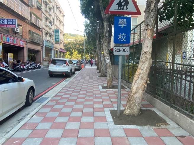 樹林三多國小通學廊道改善後，原破損、不平整的人行道變得平整。（新北市工務局提供）