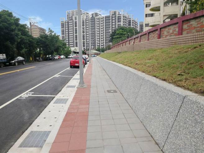 板橋溪崑國中通學廊道改善後，人行道拓寬，大幅改善師生通行環境。（新北市工務局提供）