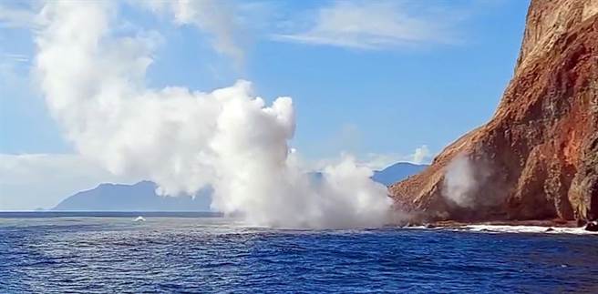 龟山岛的龟首处今天再现磺烟，是10月底磺烟出现后规模最大的一次。（简逢均提供／李忠一宜兰传真）