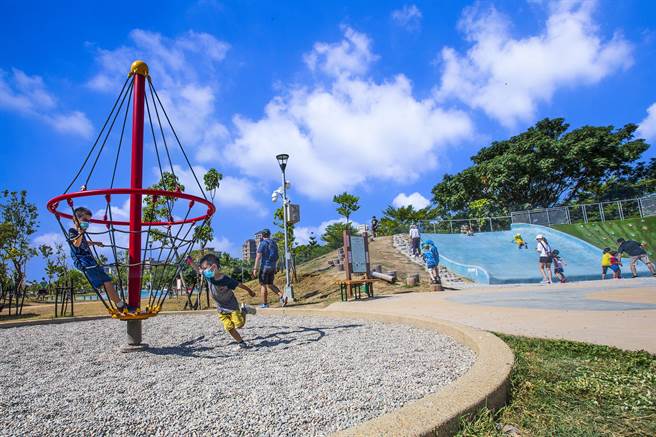 竹北市AI智慧园区公园设置不少共融式游具，能让小朋友尽情玩乐。（罗浚滨摄）