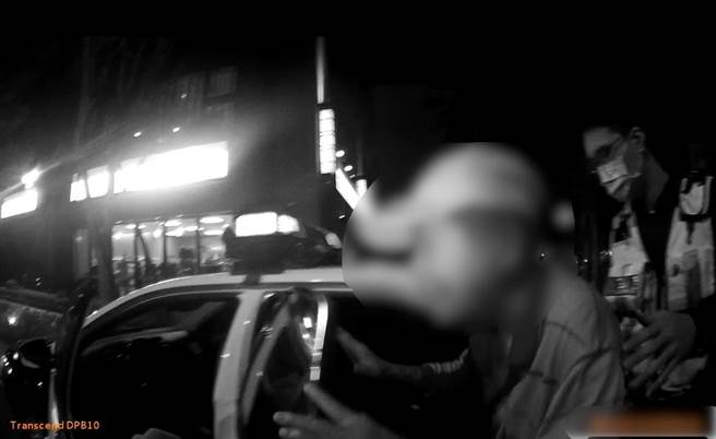 警方協助酒醉的張姓老翁回家，他一見到太太立刻大喊「想妳」。（翻攝照片／洪靖宜）