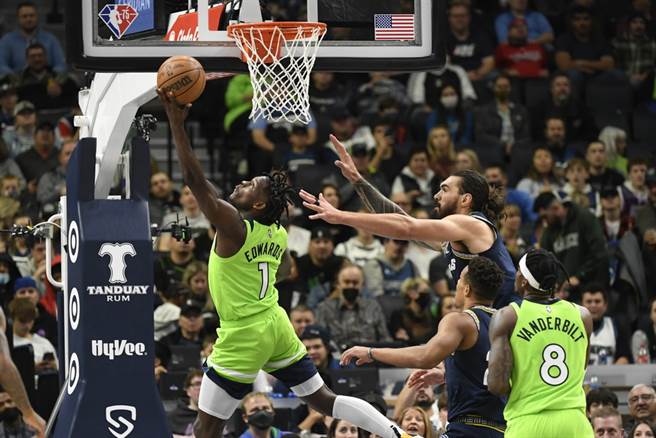 灰狼前鋒愛德華茲(左)擺脫防守上籃。(美聯社)