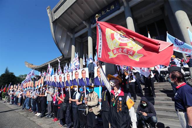 國民黨黃復興黨部21日在台北國父紀念館舉辦127周年黨慶活動，現場旗海飄揚，為呼應黨主席朱立倫的「同舟計畫」，安排老黨員回復黨籍及新進黨員授證儀式，強調凝聚黨內團結的力量。（黃世麒攝）