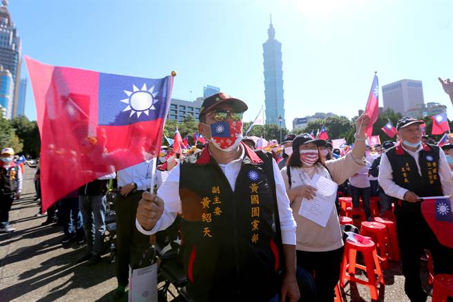 國民黨黃復興黨部21日在台北國父紀念館舉辦127周年黨慶活動，現場旗海飄揚，為呼應黨主席朱立倫的「同舟計畫」，安排老黨員回復黨籍及新進黨員授證儀式，強調凝聚黨內團結的力量。（黃世麒攝）