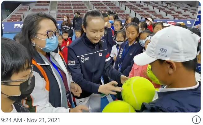 彭帅21日上午公开现身。（摘自推特@qingqingparis）